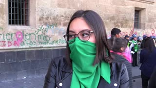Mexicanas pintaron fachada del Palacio Nacional por feminicidios