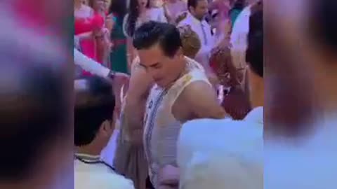 الفنان رشدي علوان يثير الجدل برقصه الغريب في إحدى حفلات الزفاف