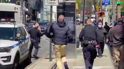 Thug Strikes NYPD Detective in Head With a Stick in Broad Daylight