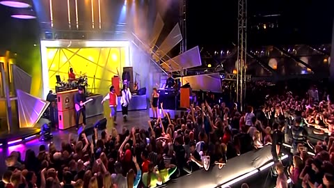 Black Eyed Peas - Don't Phunk With My Heart (Live Mmva 2005) (Upscaled)