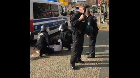 Polizei Gewalt gegen Kinder ! Demo 25.10.2020 Berlin