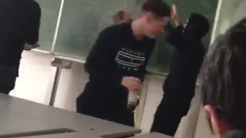 Objavljen video teroriziranja profesora: Učenici ga gađali smećem, pljuvali, puštali kolo