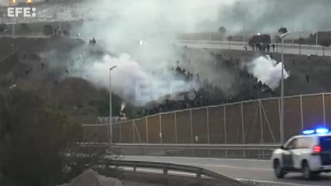 Asalto masivo de inmigrantes ilegales a la valla de Melilla (España)