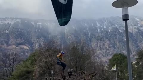 A paraglider's peculiar "hovering" takeoff technique.
