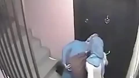 CCTV caught women breaking into a home for burglary - Tehran