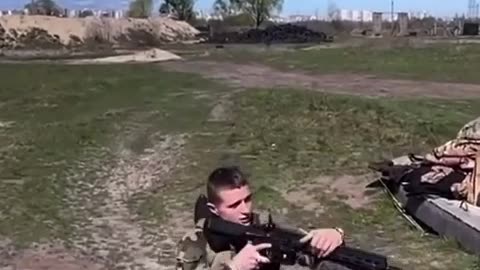 Ukrainian soldier shows a unique combat trick