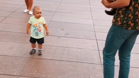 Kid reacts to performer played sponge bob