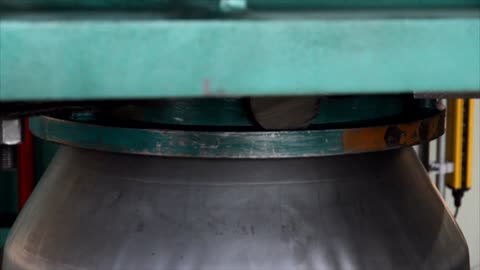 work of a press of 125 tons on rolling metal containers