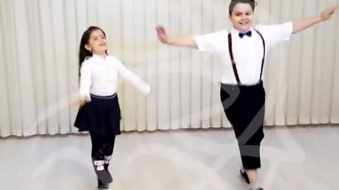 😍😍 See how beautiful these two elves dance