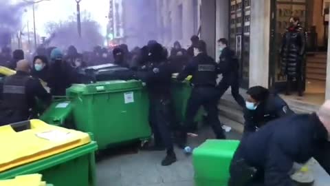 France - Students take on the Police against Mandates