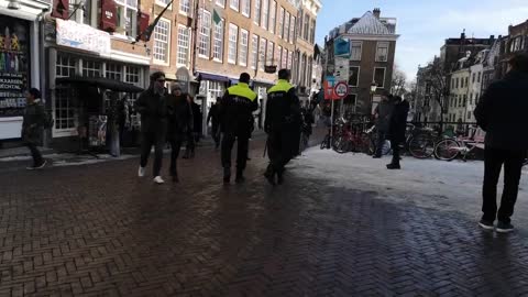 Demonstrant wordt geïntimideerd door de politie - Utrecht - 14/02/21