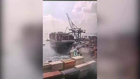 Containership crashes into cranes in Turkey port