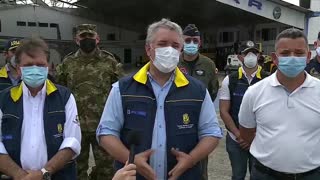 Duque en la pista del aeropuerto Gustavo Rojas Pinilla