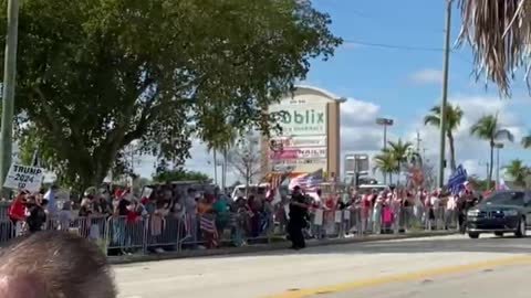 Trump's motor cade arrives in Florida