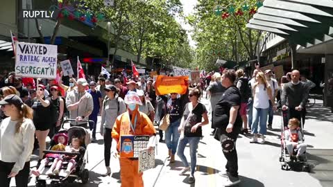 Australia: Thousands anti-vax and anti-lockdown protesters march in Melbourne against COVID restrix