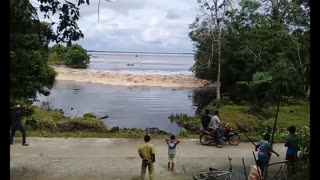 Giant wave forms suddenly and scares bathers in Indonesia