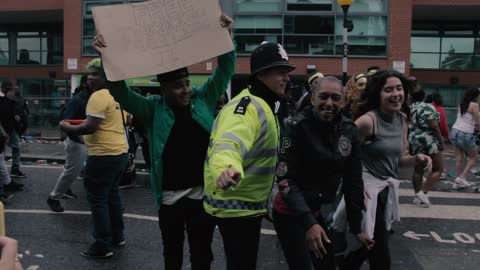 Policeman shows off "twerking" skills at UK carnival