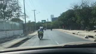 Video: taxista arrolló a agente de transito