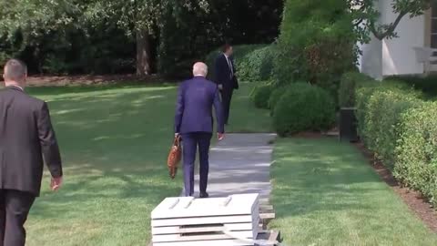 True Story: Sleepy Joe Biden Gets Lost on White House Lawn