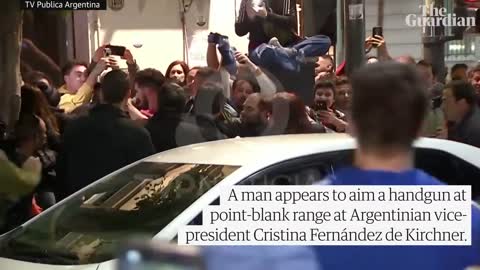 Man points gun at Argentinian vice-president Cristina Fernández de Kirchner