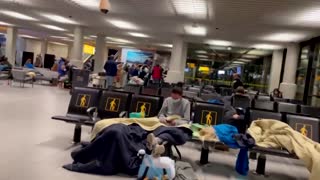 Airport passenger describes 'chaotic' response to variant