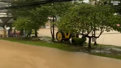 普吉岛变成一片汪洋大海！ 由于大雨，泰国发生大洪水