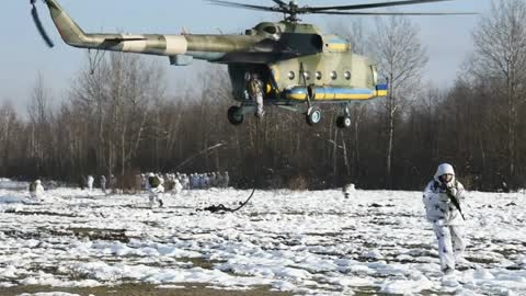 Ukrainian Paratroopers Train To Carry Out Tactical Ops With Combat Helicopters
