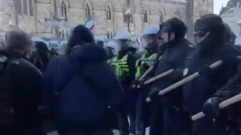 🇨🇦Things getting heated in Ottawa - Lots of police already today! Feb. 19 2022🇨🇦