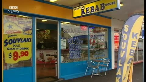 Armed robber ignored by New Zealand takeaway boss - BBC News