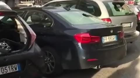 🔴 ROME Egyptian nationality man, with a spranga, shattered the crystals of 56 parked cars.
