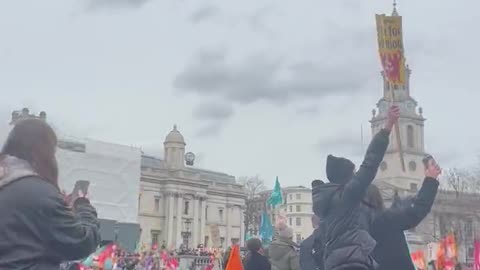 Striking teachers fill London's Trafalgar Square