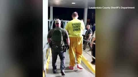 Escaped Alabama prison inmate seen leaving courthouse