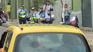 Hombre le prende fuego a su moto en la Quebradaseca