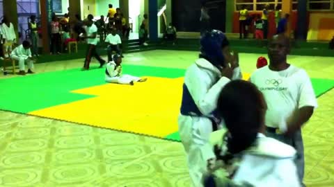 Insane Teakwondo Fighting Skills by a Woman ?