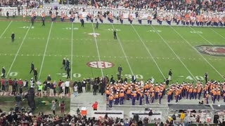 Crowd goes wild as President Donald Trump shows up to South Carolina vs. Clemson game