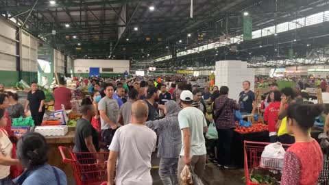 Funny: GIRLS FIGHT IN BUSY MARKET Australia Sydney market Flemington