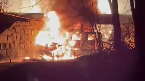 A tractor-trailer carrying propane tanks has reportedly hit the Maple Avenue Bridge in Glenville, NY