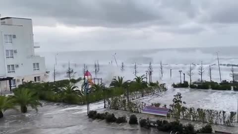 Mini tsunami colpisce la Russia ⚠️ Onde spaventose distruggono la spiaggia di Sochi