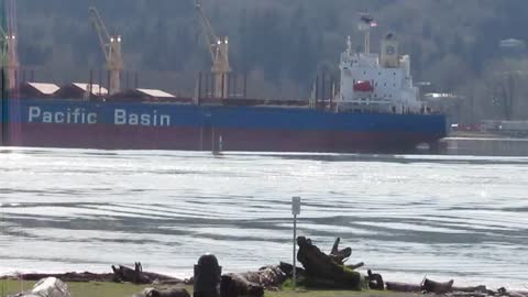 big ship leave wake on the Columbia river