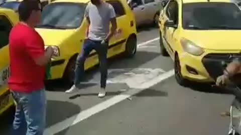 Congestión vehicular en la Autopista a Piedecuesta por manifestación de taxistas