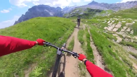 "RISKIEST Mountain Bike Ride of My Life: Conquering a 1000ft Drop with Adrenaline and Precision!"