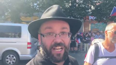 Vidlák popsal českému novináři, proč přišel na demonstraci proti vládě (video 5 minut)