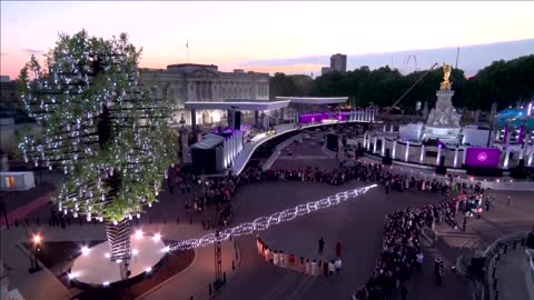 Queen lights beacon to close first day of Platinum Jubilee celebrations