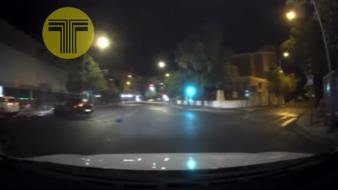 Un conductor borracho se salta un semáforo y choca contra un taxi en Sevilla