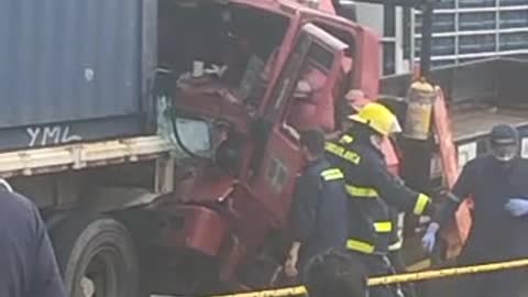 Conductor quedó aprisionado dentro de vehículo pesado tras accidente en Girón