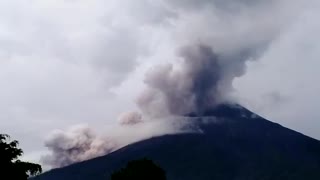 Evacúan a 62 personas por la erupción del volcán de Fuego en Guatemala