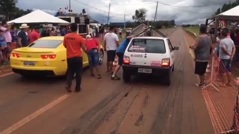 Uno com escada VS Camaro Amarelo