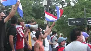 Miles de paraguayos piden la renuncia de Abdo Benítez