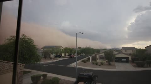 Huge dust storm rolls over neighborhood in Casa Grande, Arizona