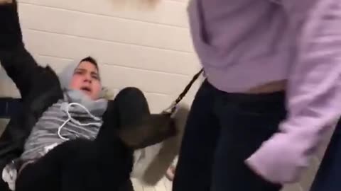 Djevojčica iz Sirije brutalno pretučena u školi